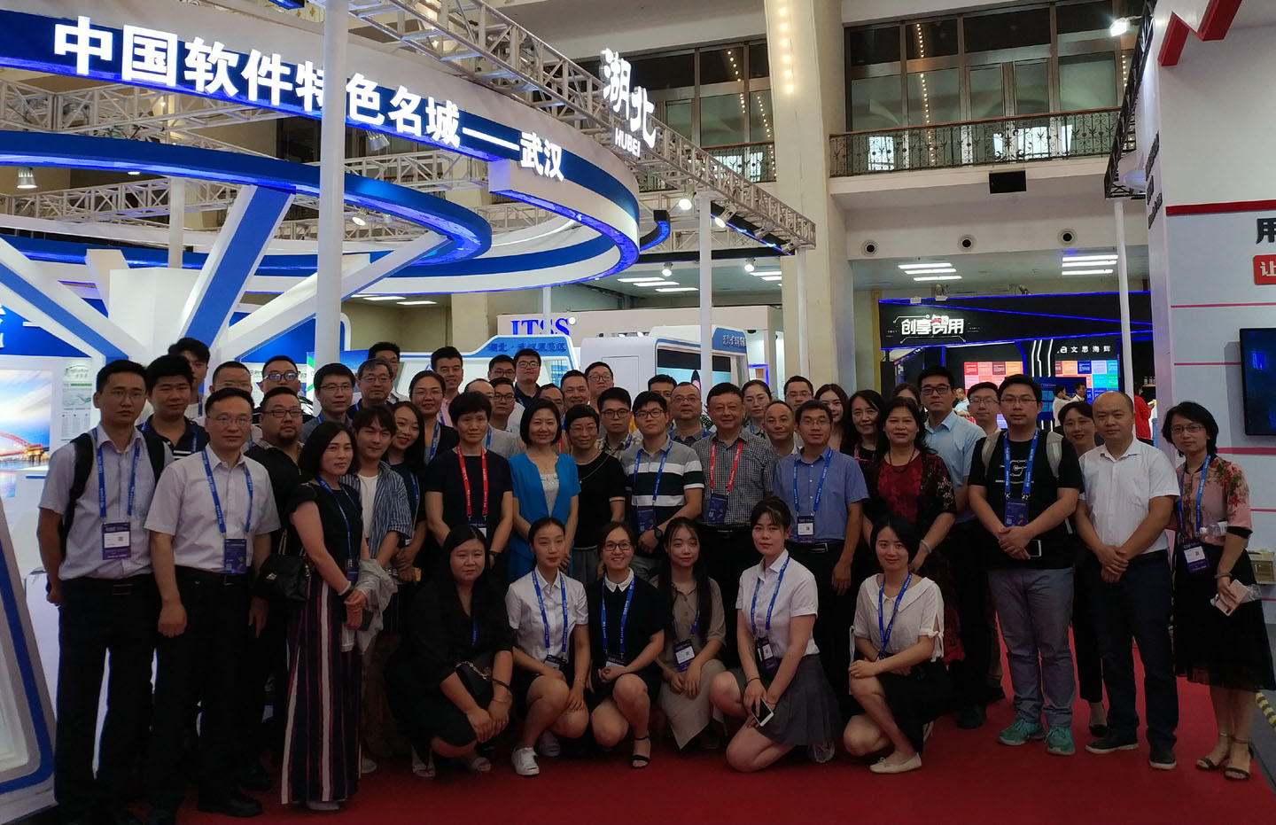 吕晓华副厅长与湖北参展企业合影